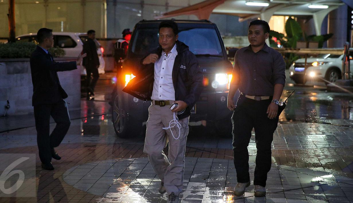 Direktur Reserse Kriminal Umum (Reskrimum) Polda Metro Jaya Kombes Krishna Murti (depan) tiba di Cafe Olivier Grand Indonesia, Jakarta, (19/1/2016). Kepolisian kembali melakukan rekonstruksi sampel kasus kopi beracun. (Liputan6.com/Faizal Fanani)