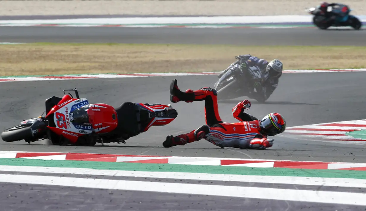 Pembalap MotoGP Francesco Bagnaia terjatuh di depan Maverick Vinales saat memimpin balapan MotoGP Emilia Romagna 2020 di Sirkuit Misano, Misano Adriatico, Italia, Minggu (20/9/2020). Bagnaia terjatuh dan tak bisa melanjutkan pertandingan yang tinggal tersisa tujuh lap. (AP Photo/Antonio Calanni)