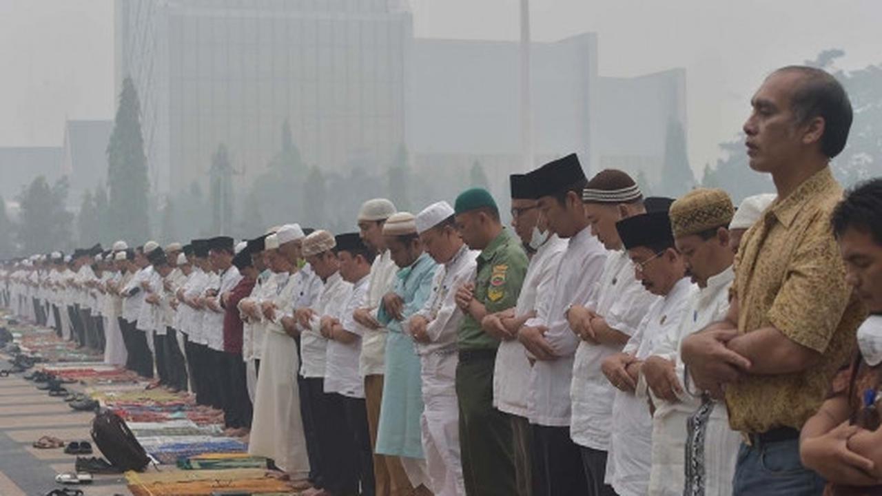 Ribuan warga Riau gelar salat minta hujan di tengah kabut asap