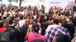 Suasana kampanye rakyat di Rumah Lembang, Jakarta, Senin (28/11). Musisi dan artis turut meramaikan kampanye tersebut, di antaranya NEO, Sweet Martabak, Gading Marten, Tompi, Happy Salma, Cathy Sharon, dan J-Flow. (Liputan6.com/Immanuel Antonius)