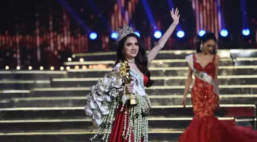 Nguyen Huong Giang dari Vietnam menyapa penonton usai dinobatkan sebagai pemenang kontes kecantikan transgender Miss International Queen 2018 Pattaya di Pattaya, Thailand (9/3). (AFP Photo/Lillian Suwanrumpha)