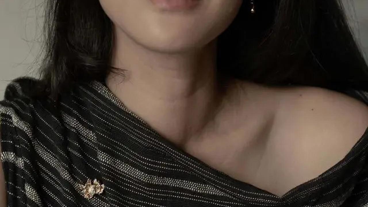 Intip Gaya Dian Sastro Pakai Bros, Jadi Fashion Statement yang Berkarakter