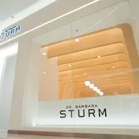 Melihat lengkapnya deretan produk Dr. Barbara Sturm di flaghsip store, Senayan City.