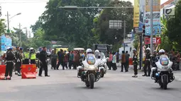 Motor besar Polisi Militer mengawal iring-iringan pasukan perempuan berkemeja batik saat simulasi kirab pernikahan Kahiyang-Bobby menuju Graha Saba Buana, Solo, Senin (6/11). (Liputan6.com/Angga Yuniar)