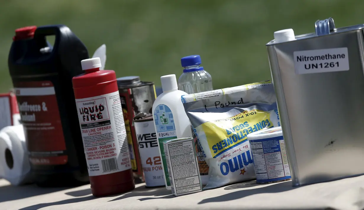 Bahan - bahan yang digunakan untuk membuat perangkat peledak saat pelatihan bahan peledak dan demonstrasi yang diadakan oleh kantor Newark New Jersey FBI di Edison , New Jersey , April, (5/4). (REUTERS / Mike Segar)
