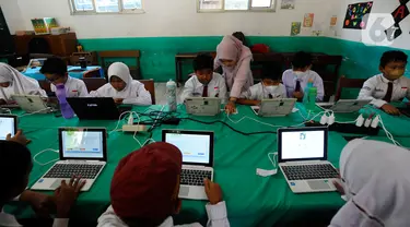 Sejumlah siswa SDN Pondok Petir 01 mengikuti Asesmen Nasional Berbasis Komputer (ANBK) di Depok, Jawa Barat, Selasa (4/10/2022). Dinas Pendidikan Kota Depok Bidang Pembinaan SD mensosialisasikan ANBK. (merdeka.com/Arie Basuki)