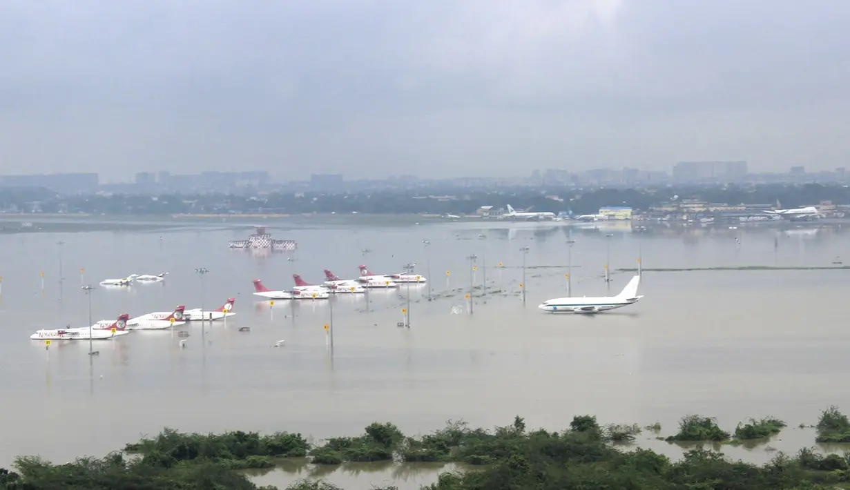 Pandangan udara menunjukkan terendam bandara di Chennai, India, (2/11/2015). Curah hujan terparah dari satu abad telah menyebabkan banjir besar di seluruh negara bagian India Tamil Nadu. (REUTERS/India Tekan Biro Informasi)