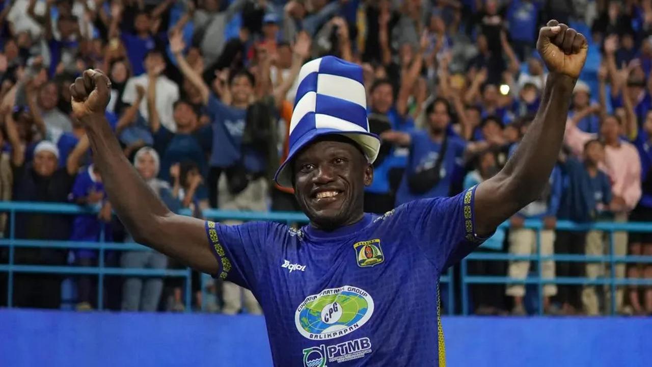 Kocak Herman Dzumafo Bergaya Ala Kang Demul, Anak-anak Main HP Terus Mau Dibawa ke Afrika