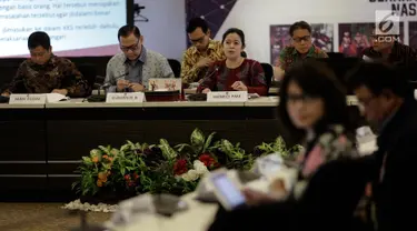 Menko PMK, Puan Maharani memimpin rapat koordinasi tingkat menteri di Kantor Kemenpo PMK, Jakarta, Selasa (20/6). Rapat membahas integrasi penyaluran subsidi energi dengan program kartu keluarga sejahtera. (Liputan6.com/Faizal Fanani)