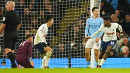 Pemain Tottenham Hotspur Emerson Royal (kanan) melakukan selebrasi usai mencetak gol ke gawang Manchester City pada pertandingan sepak bola Liga Inggris di Etihad Stadium, Manchester, Inggris, 19 Januari 2023. Manchester City mengalahkan Tottenham Hotspur dengan skor 4-2. (AP Photo/Dave Thompson)