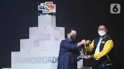 Menteri BUMN Erick Thohir menerima cinderamata dari Direktur Utama Bank Mandiri Darmawan Junaidi pada HUT ke-23 Bank Mandiri di Plaza Mandiri, Jakarta, Sabtu (02/10/2021). Tema HUT ke-23 Mandiri Jadi Digital perseroan mampu mendigitalisasi seluruh layanan transaksi nasabah. (Liputan6.com/HO/Mandiri)