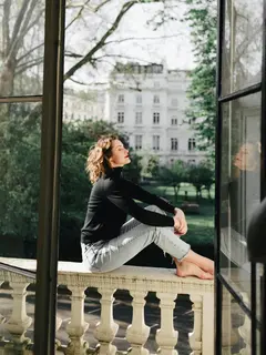 ilustrasi perempuan merenung/Photo by Olga Lioncat/Pexels