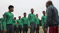 Ketum PSSI, Edy Rahmayadi, memberi komando kepada pemain Timnas Indonesia U-16 sebelum acara pelepasan di Stadion Atang Sutresna, Jakarta Timur, Rabu (12/9/2017). Timnas U-16 akan mengikuti kualifikasi Piala AFC U-16. (Bola.com/Vitalis Yogi Trisna)