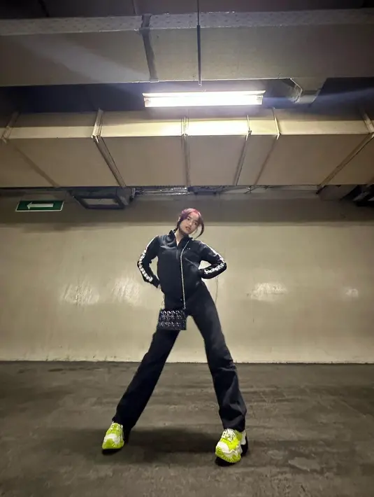Dalam foto ini, Fuji tampil dengan all black outfit yang bisa jadi inspirasi. Jaket hitam lengan panjang dipadunya dengan celana jeans panjang yang juga berwarna hitam. Fuji memberi sentuhan sling bag hitam dan sneakers kuning sebagai pemanis penampilannya. Foto: Instagram.