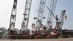 Mobil Crane yang diberi garis polisi di PT. Pelabuhan Indonesia (Pelindo) II, Jakarta, (6/1). Direktorat Tipideksus Bareskrim Polri menyita dan mengamankan 10 unit Crane pada beberapa bulan yang lalu di pelabuhan tersebut. (Liputan6.com/Gempur M Surya)