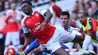 Striker Arsenal, Danny Welbeck, dijatuhkan bek Crystal Palace, Scott Dann, pada laga Liga Premier Inggris di Stadion Emirates, London, Minggu (17/4/2016). Arsenal menguasai jalannya laga dengan penguasaan bola 65 persen. (AFP/Ben Stansall)