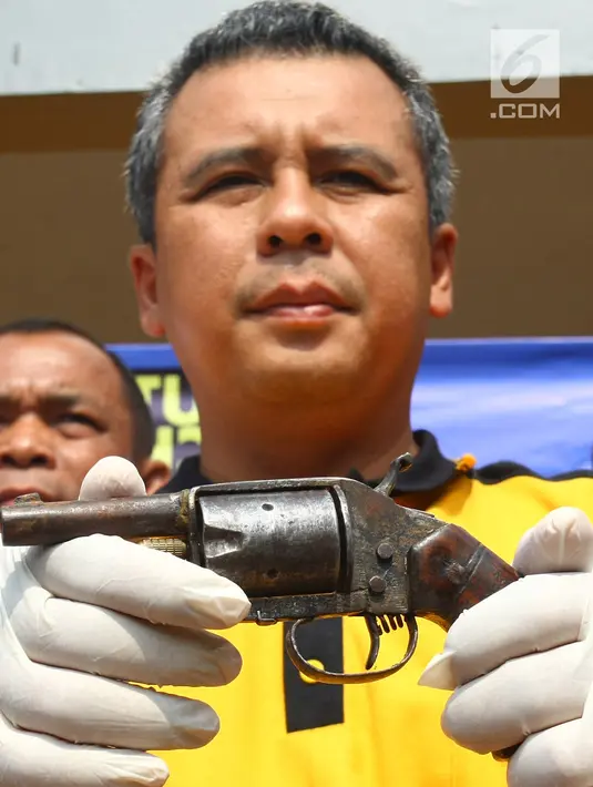 Kapolres Tangerang Selatan AKBP Ferdy Irawan memperlihatkan barang bukti senjata api saat gelar perkara kasus pembobolan toko di Polsek Pamulang, Jumat (19/10). Satu perampok tewas tertembak dan dua lainnya berhasil diamankan. (Merdeka.com/Arie Basuki)