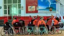 Wanita penyandang disabilitas mengambil bagian dalam kejuaraan bola basket kursi roda lokal di Sanaa, Yaman, 8 Desember 2019. Di Yaman yang dilanda konflik, sembilan tim termasuk lima kelompok wanita, berkompetisi dalam kejuaraan basket lokal untuk penyandang disabilitas. (MOHAMMED HUWAIS/AFP)