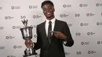 Professional Footballers Association (PFA) alias Asosiasi Pesepak Bola Profesional secara rutin telah meberikan penghargaan kepada para individu terbaik di Liga Inggris sejak musim 1973/1974 saat kasta tertinggi Liga Inggris masih berlabel first division. Salah satu penghargaan bergengsi tersebut adalah PFA Young Player of the Year yang diberikan kepada para pemain muda yang tampil apik bersama klubnya dalam satu musim kompetisi Liga Inggris. Arsenal menjadi salah satu tim dengan raihan gelar PFA Young Player of the Year terbanyak, yaitu sebanyak 6 kali. Dua gelar diraih oleh Tony Adams dan Paul Merson sebelum dimulainya era Premier League pada 1992/1993. Lalu siapa saja 4 pemain The Gunners yang meraihnya setelah era Premer League? Ini dia daftar lengapnya. (arsenal.com)