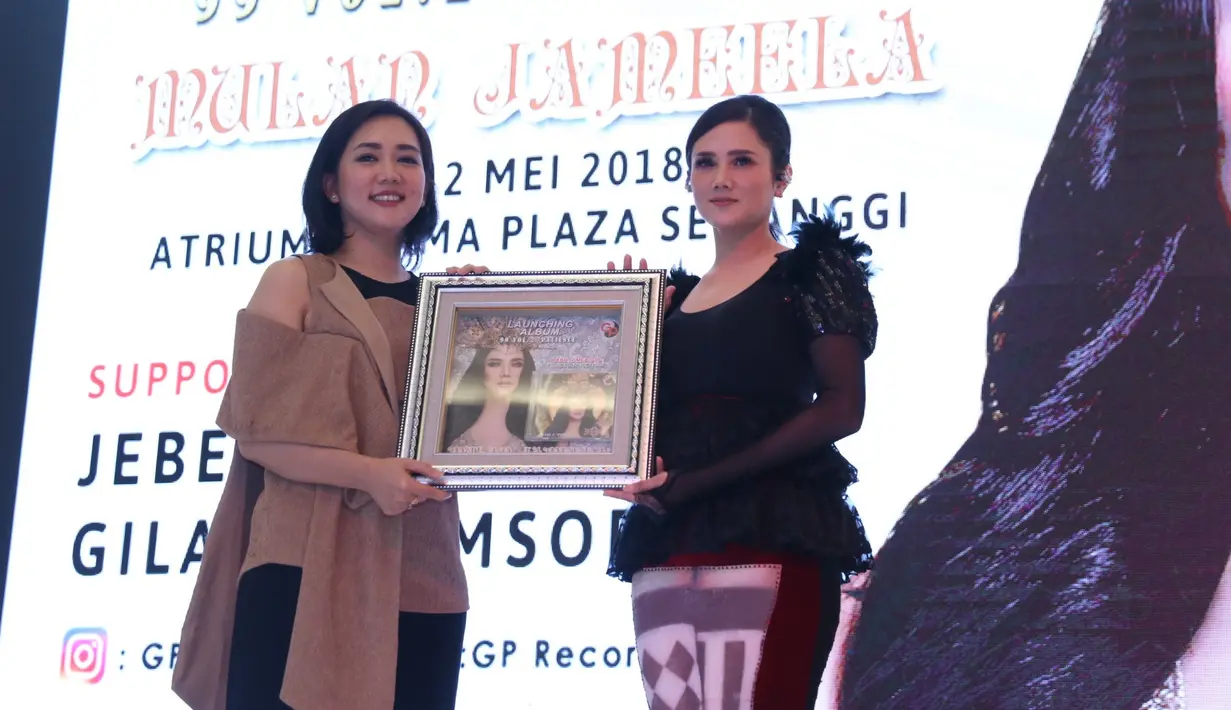 Album barunya ini memuat tujuh lagu didalamnya. Meski sang suami seorang musisi hebat, ia tidak banyak meminta lagu dari suaminya, Ahmad Dhani. (Nurwahyunan/Bintang.com)