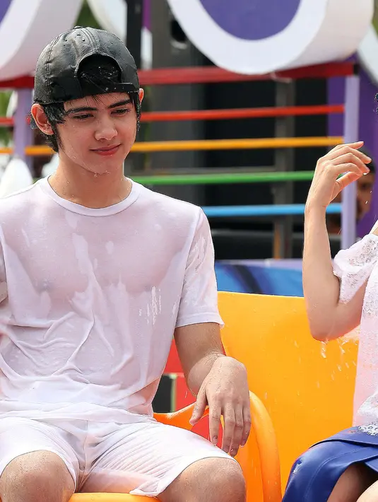 Meski tak menganggap sebagai sebuah persaingan, buktinya di kategori Penyanyi Solo Wanita Inbox Awards 2015, Prilly Latuconsina berhasil menggeser pesaingnya seperti Fatin Shidqia, Raisa, Shae dan Syahrini. (Wimbarsana Kewas/Bintang.com)