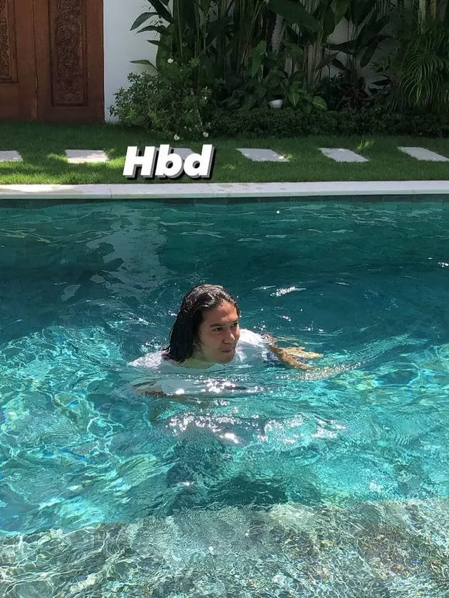 7 Momen Kejutan Ulang Tahun Iqbaal Ramadhan ke-22, Diceburin Kolam Renang