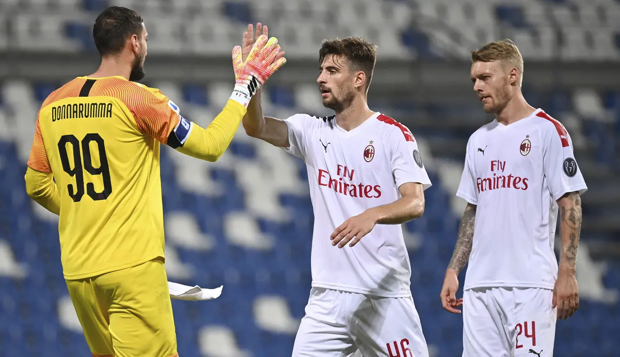 Pemain AC Milan merayakan kemenangan saat menghadapi Sassuolo pada laga lanjutan Serie A pekan ke-35 di Mapei Stadium, Rabu (22/7/2020) dini hari WIB. AC Milan menang 2-1 atas Sassuolo.  (Massimo Paolone/LaPresse via AP)