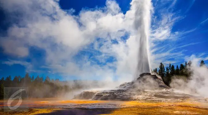 Intip beragam pemandangan menakjubkan dari 6 taman nasional yang ada di dunia berikut ini. (Taman Nasional Yellowstone -iStockphoto)