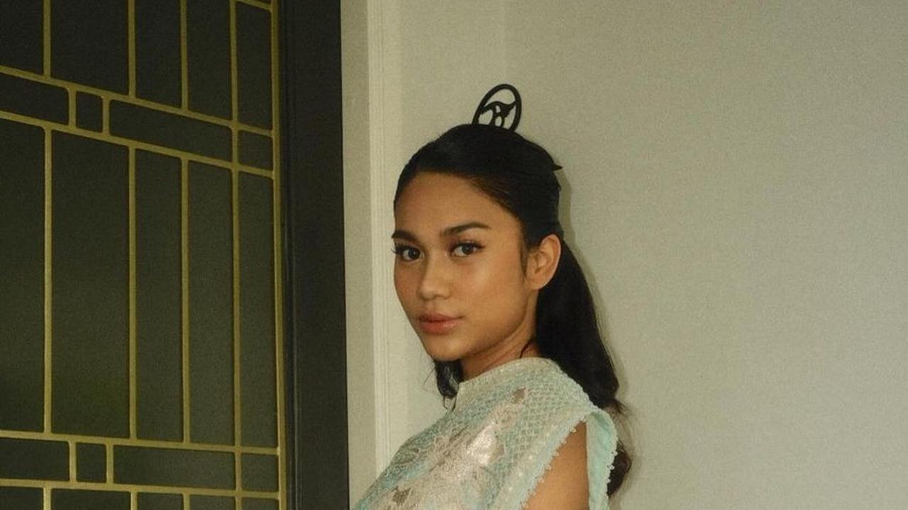 “Alhamdulillah saya dikelilingi orang-orang yang baik. Alhamdulillah sangat supportif ya keluarga dan teman-teman saya, jadi saya tidak terlalu merasa sedih atau terpuruk sekali atas kejadian yang sudah terjadi,” kata Azizah.