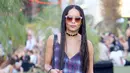 Dalam perpaduan apik antara elemen hippie dan grunge yang kebetulan berhasil, Zoë Kravitz menampilkan penampilan yang langsung terinspirasi dari beranda Tumblr di mana-mana di Coachella pada tahun 2015.