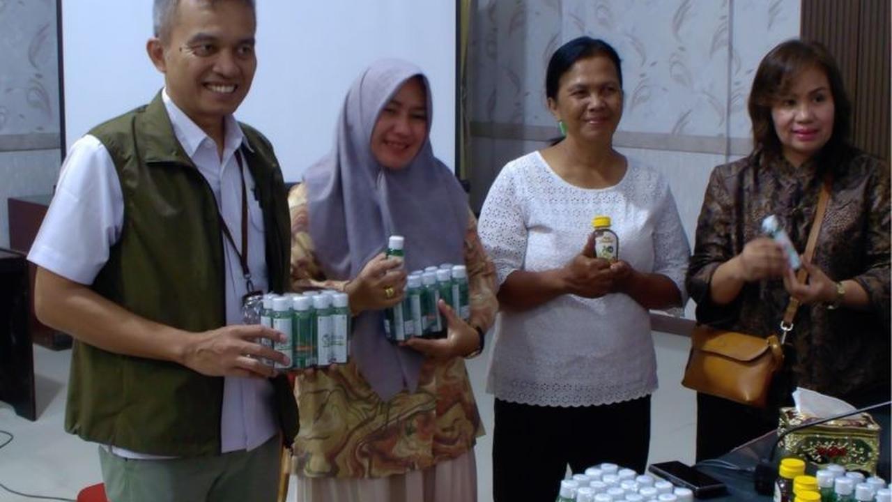 Perhutani Salurkan Bantuan Madu dan Minyak Kayu Putih untuk Korban Bencana Sumatera