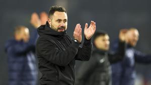 Pelatih Brighton, Roberto De Zerbi memberikan tepuk tangan setelah timnya menang atas Marseille pada laga terakhir Grup B Liga Europa 2023/2024 di American Express Community Stadium, Brighton, Inggris, Jumat (15/12/2023). (AP Photo/Ian Walton)