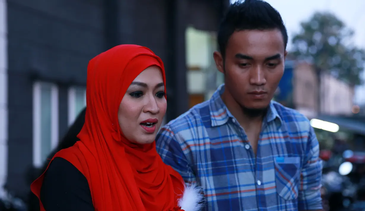 Okie Agustina berharap pemerintah segera menyelesaikan permasalahan ini. Meski begitu ia tetap bersyukur dan merasa beruntung karena masih memiliki pekerjaan. (Wimbarsana/Bintang.com)