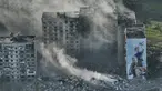 Asap mengepul dari sebuah gedung di Bakhmut, tempat pertempuran terberat dengan pasukan Rusia di wilayah Donetsk, Ukraina, Rabu (26/4/2023). (AP Photo/Libkos)