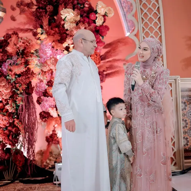 Potret Ayah Irish Bella Temani Putri Tercinta Rayakan Ulang Tahun ke-28, Unggah Potret Masa Kecil sang Putri