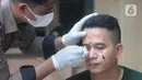 Peternak menaruh lintah di wajah seorang pria di pengobatan mutahir adopsi zaman kuno di Bedahan Depok, Jawa Barat, Senin (1/3/2021). Dalam sebulan peternak mampu meraih  rata-rata pendapatan  Rp 20 juta/bulan. (merdeka.com/Arie Basuki)