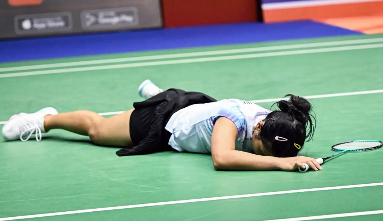 Situasi serupa juga terjadi pada game ketiga atau penentuan, dimana Akane Yamaguchi dengan mudah meraih poin demi poin. "Saya hilang poin dengan sangat cepat di kedudukann 14-14 langsung 14-18. Itu menjadi kesalahan terbesar saya di pertandingan kali ini," kata Gregoria. (Peter PARKS/AFP)