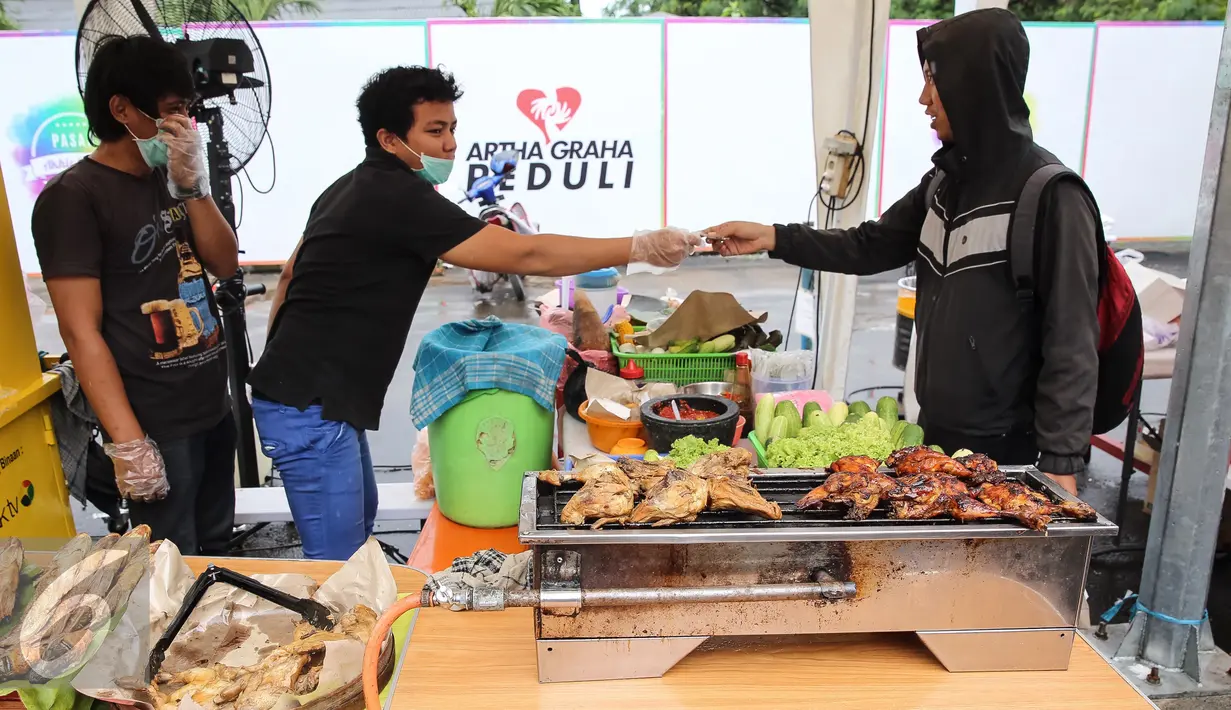Pedagang melayani pembeli di stand ayam bakar pada acara kick off pasar murah di Kawasan SCBD, Jakarta (14/1). Acara ini digelar untuk meringankan beban masyarakat dalam memenuhi kebutuhan. (Liputan6.com/Fery Pradolo)