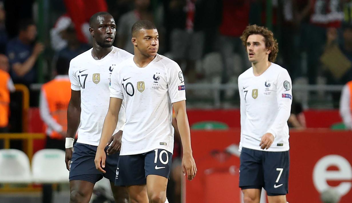 Para pemain Prancis tampak lesu usai ditaklukkan Turki pada laga kualifikasi Piala Eropa 2020 di Stadion Buyuksehir Belediyesi, Minggu (9/6). Turki menang 2-0 atas Prancis. (AFP/Adem Altan)