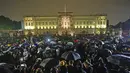 Orang-orang berkumpul di luar Istana Buckingham menyusul pengumuman kematian Ratu Elizabeth II, di London, Kamis, 8 September 2022. Dengan wajah berduka, suara nyanyian lagu "God Save the Queen" pecah di antara kerumunan yang berkumpul. (Victoria Jones/PA via AP)