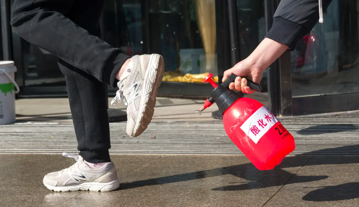 Petugas medis disemprot cairan disinfektan saat kembali ke hotel setelah bekerja di Wuhan, China, 20 Februari 2020. Beberapa langkah pencegahan dilakukan secara ketat selama dan sesudah jam kerja oleh para pekerja medis untuk membantu dalam perjuangan  melawan virus corona. (Xinhua/Cai Yang)