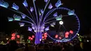 Orang-orang melihat sebuah instalasi seni yang diterangi cahaya dalam festival cahaya tahunan bernama Fete des Lumieres di Lyon, Prancis, 7 Desember 2017. Festival ini berlangsung bertepatan dengan musim liburan Natal. (AFP PHOTO / PHILIPPE DESMAZES)