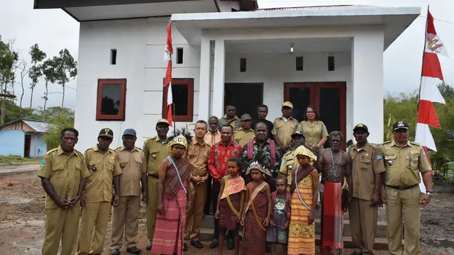 Bupati dan warga Sorong