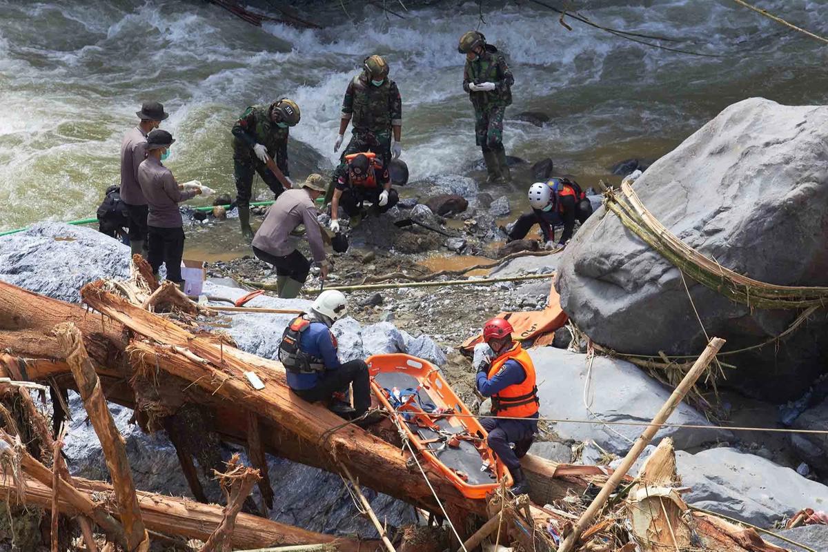 FOTO: Tim SAR Hadapi Medan Sulit Saat Evakuasi Korban Banjir Sumatera–Aceh