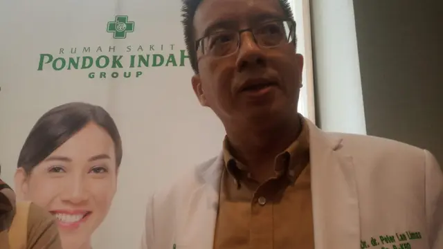 dokter spesialis bedah subspesialis digestif Peter Ian Limas yang menangani operasi bariatrik Melly Goeslaw.