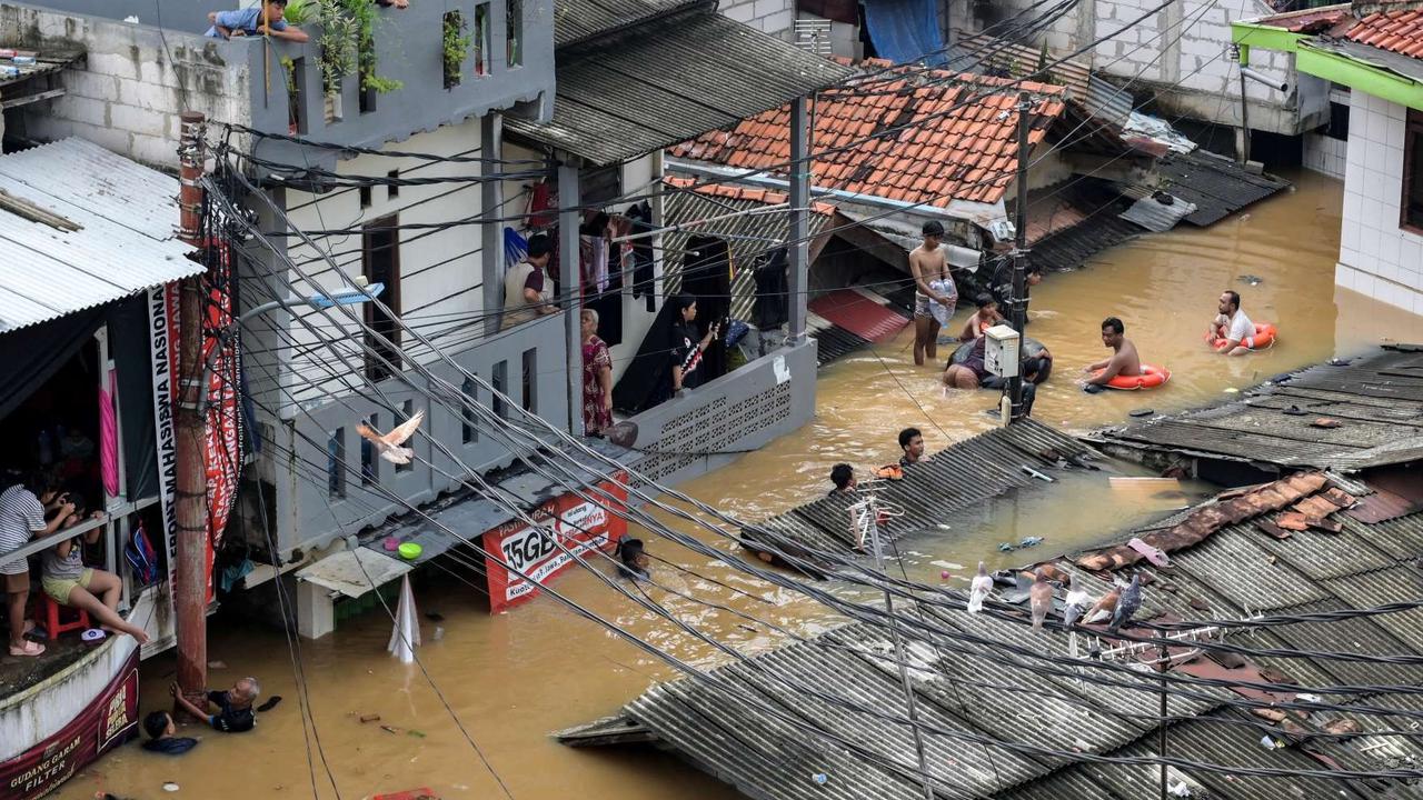 FOTO: Penampakan Banjir di Pasar Minggu, Tingginya Capai Seatap Rumah