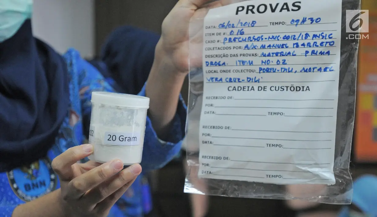 Petugas Laboratorium Narkotik BNN menunjukkan sampel prekursor di Laboratorium Narkotik BNN di Jakarta, Jumat (9/2). Prekursor ini diduga merupakan bahan baku pil PCC. (Liputan6.com/Herman Zakharia)
