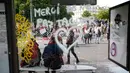 Coretan cat semprot menghiasi sebuah halte bus saat unjuk rasa memprotes perubahan hukum perburuhan/ketenagakerjaan yang akan dilakukan pemerintah di Nantes, Prancis (26/5). (REUTERS / Charles Platiau)  