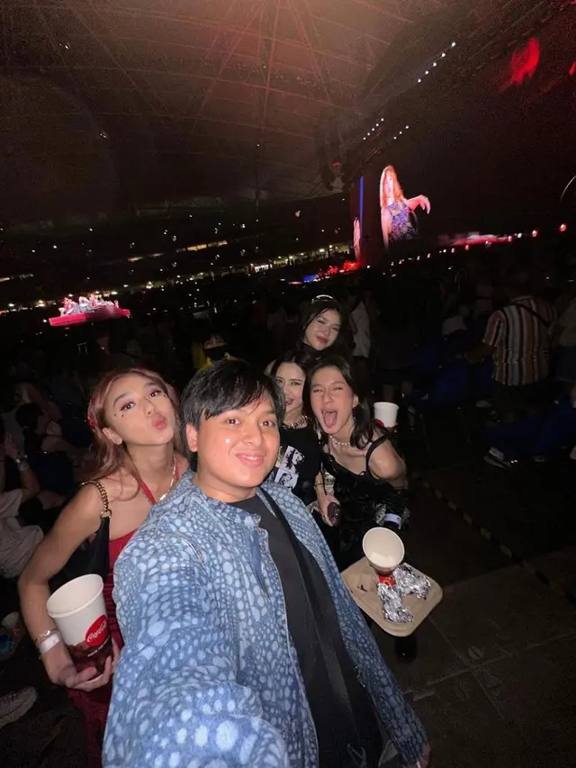 Potret Tiara Andini, Ziva Magnolya, Keisya Levronka, Arsy Widianto dan Gabriella Ekaputri di konser Taylor Swift (Sumber: Instagram/@kuyentertainment)