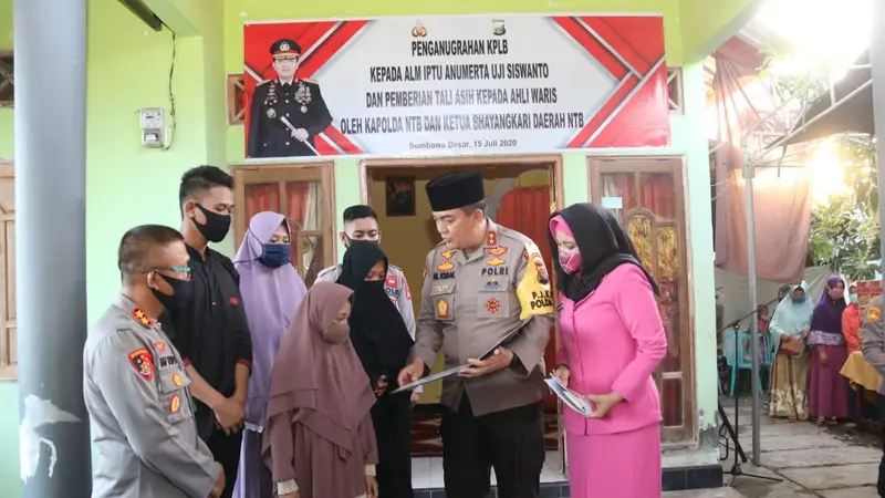 Kapolda NTB Irjen Mohammad Iqbal mengunjungi kediaman almarhum Iptu Anumerta Uji Siswanto, Kanit Reskrim Polsek Utan